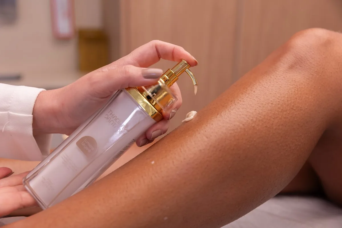 Linha Lumière: frasco do produto aplicado na pele